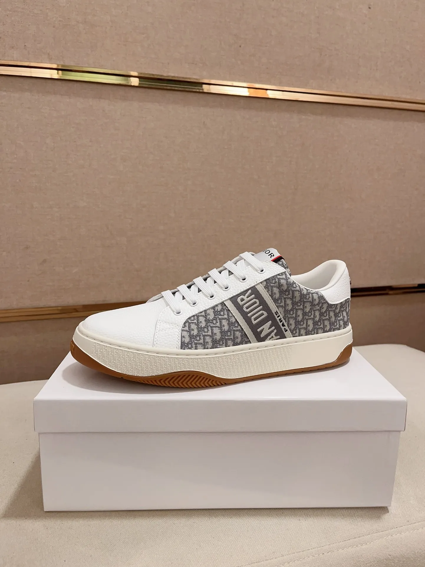 Factory price: 420💰[Dior·Dior] New casual sports style men's shoes, new spring and summer design, perfect workmanship, lace-up lazy style to create wardrobe quality, upper: imported first-layer cowhide, sheepskin lining is soft and comfortable, ultra-light TPU wear-resistant outsole, simple, versatile fashion men's shoes, excellent color code number 38--44. (Can be customized for 45 non-refundable)